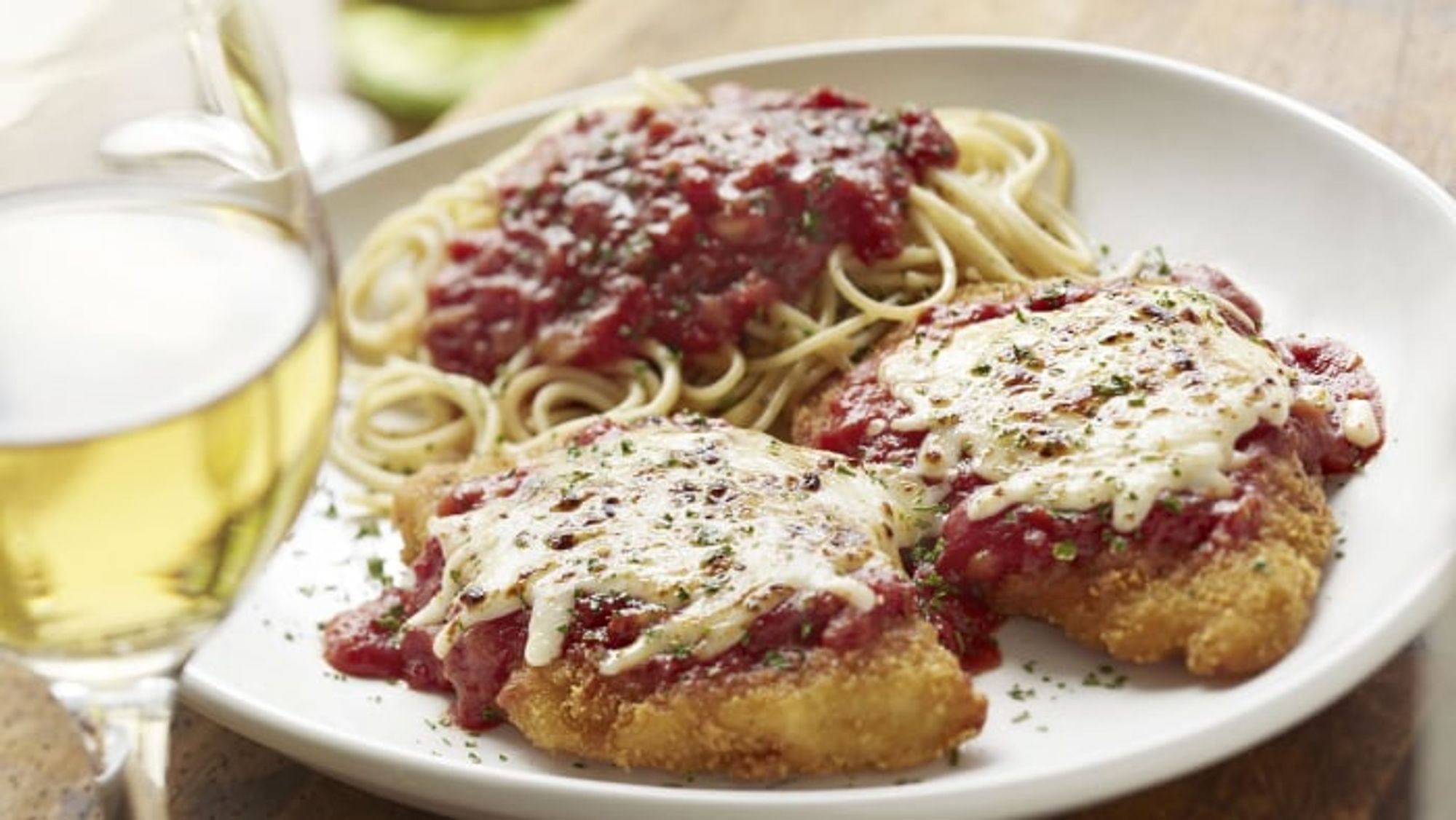 olive-gardens-chicken-parmigiana - My Recipe Magic